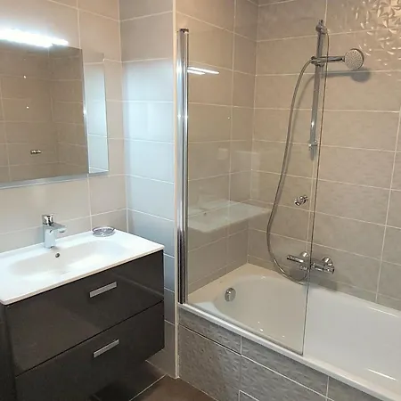 Spacieux Avec Jardin - Fr-1-598-63 *